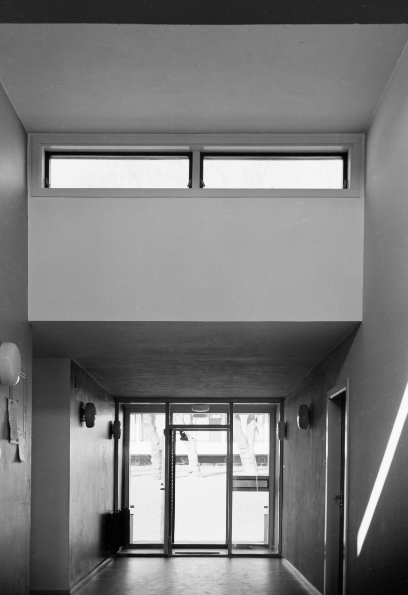 Arkitekturfoto av Økern Aldershjem. Arkitektene Fehn og Grung fikk i 1961 Houens fonds diplom for sin tegning av bygningen. Interiørbilde av inngangsparti.