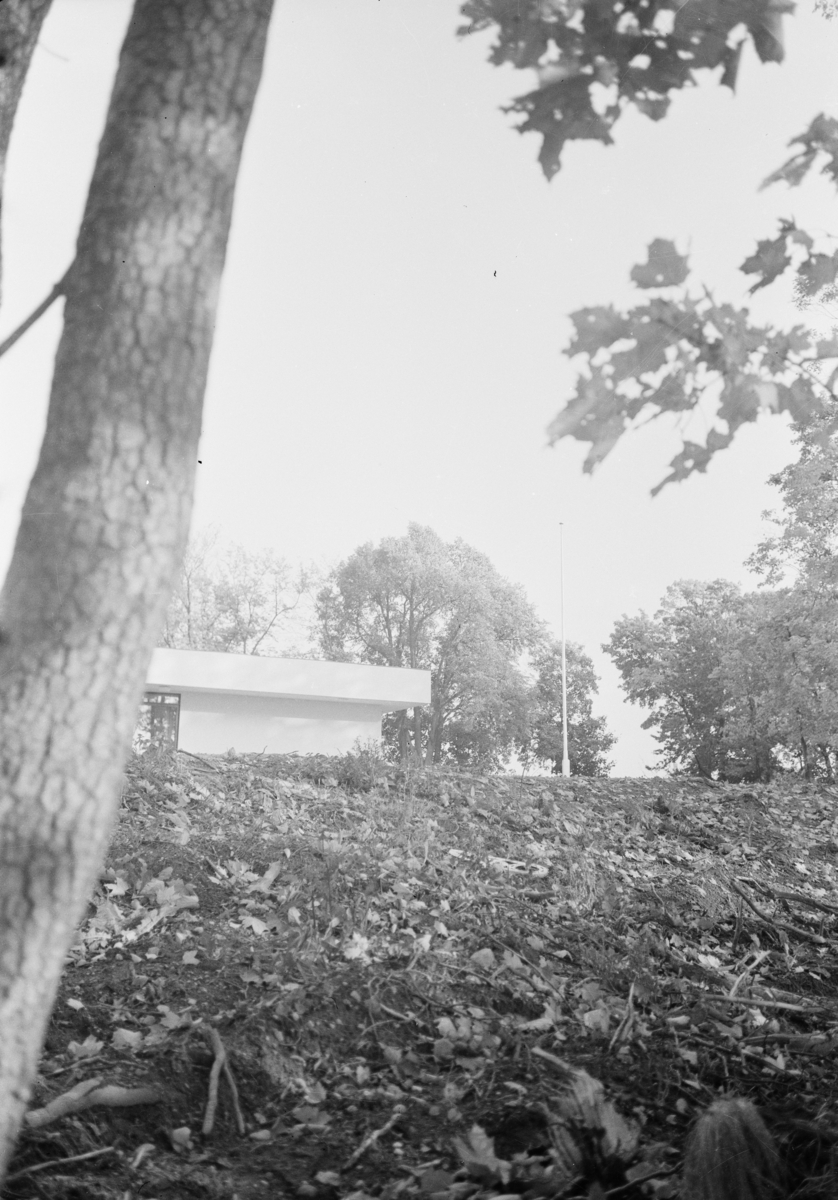 Arkitekturfoto av Økern Aldershjem. Arkitektene Fehn og Grung fikk i 1961 Houens fonds diplom for sin tegning av bygningen. Bilde  av bygningen i landskapet.