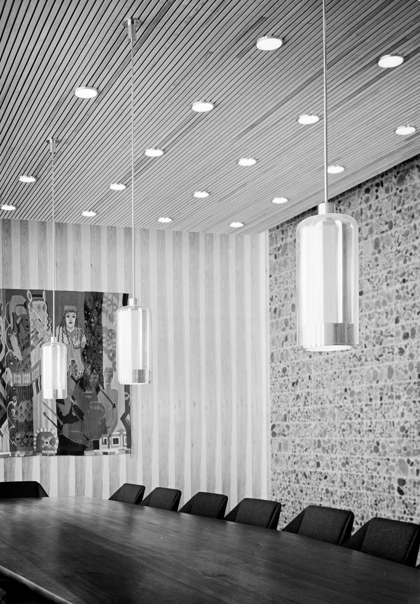 Interiørfoto av statsrådssalen i 16. etasje i Høyblokka i Regjeringskvartalet. Maleri og veggmosaikk.
