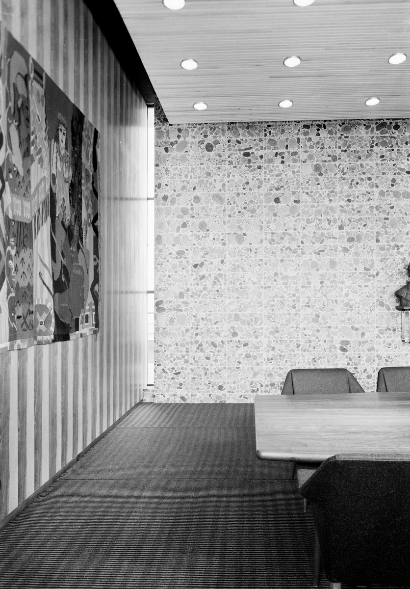 Statsrådssalen i 16. etasje, med statsministerens kortende av regjeringsbordet. På veggen til venstre Hanna Ryggens bildevev "Trojansk hest" (1949/1956). Høyblokka i Regjeringskvartalet.  Påskrift på film: 65