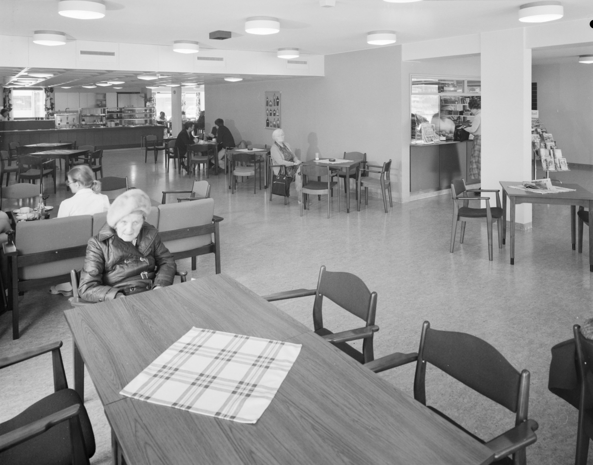 Interiørfoto av et oppholdsrom på Furuset sykehjem i Groruddalen.