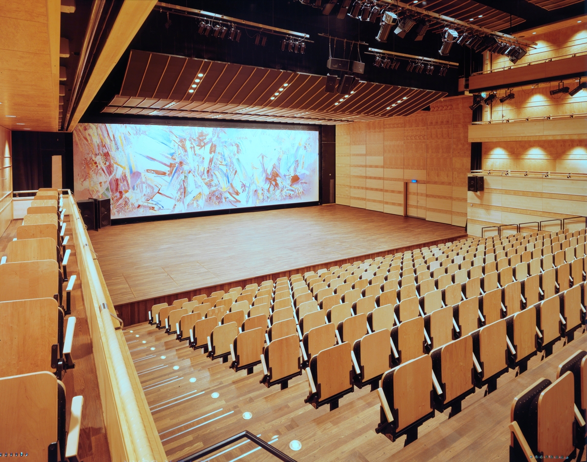 Interiørfoto av en konsertsal eller teater.