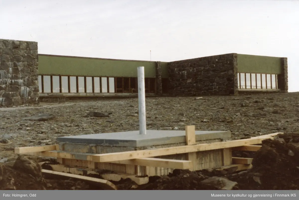 Nordkapphallen. I forgrunnen fundamentet til Nordkalottmonumentet. 1983.