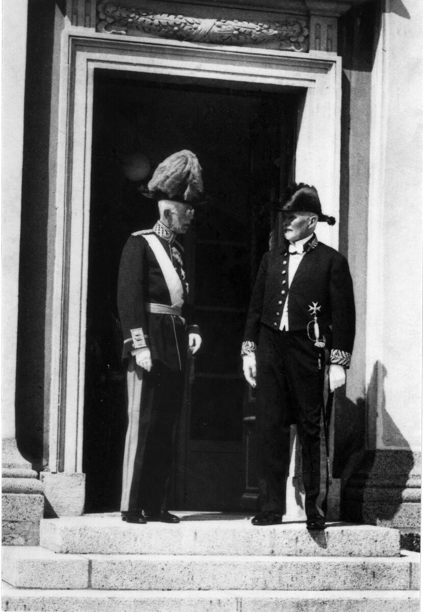 Gustav V och landshövding A. Wijkman framför residenset.