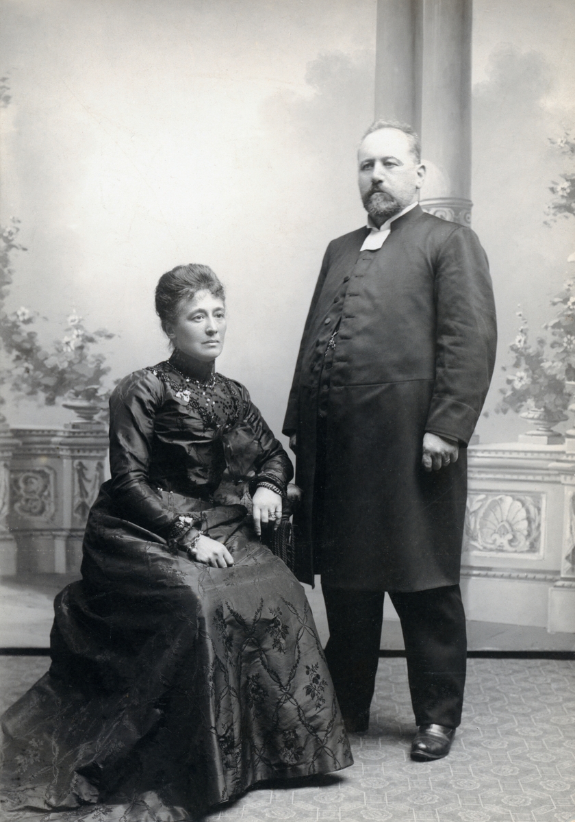 Porträtt av makarna Alfred Lönngren och Ida Dahlgren. Han bördig från Växjö, hon kyrkoherdedotter från Ekebyborna. De gifte sig 1882 och bosatte sig i förstone i Bergunda där maken innehade tjänsten som socknens komminister. År 1895 utnämndes Alfred till kyrkoherde i Södra Unnaryd och han kom att inneha tjänsten till sin död 1906. Året därpå flyttade Ida till Linköping och blev där till sin egen bortgång 1920. Deras äktenskapet var barnlöst.