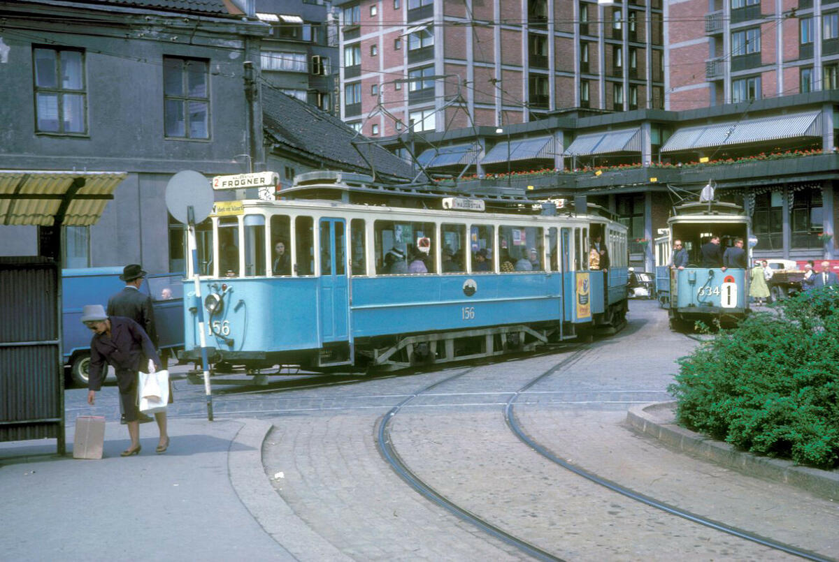 Oslo Sporveier type Brill nr. 156 linje 2 og HaWa nr. 624 linje 1 fotografert på Jernbanetorget.