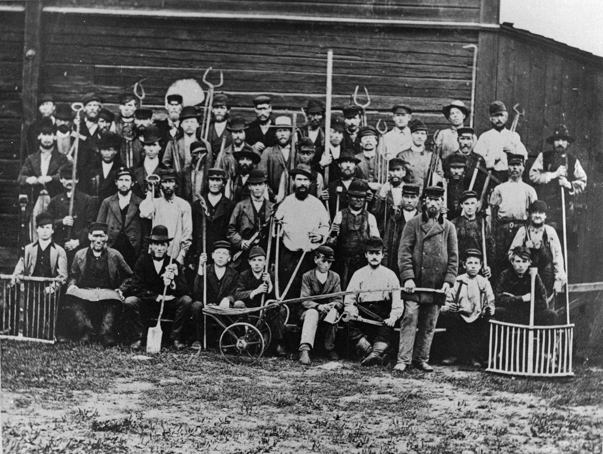 Mästersmeder, mästersvenner, räckar– och koldrängar samt kolpojkar vid Hammarby Bruk omkring år 1880.