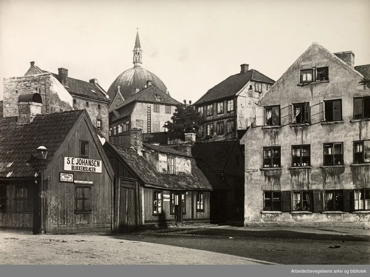Hammersborg torg. Trefoldighetskirken i bakgrunnen. 1908.