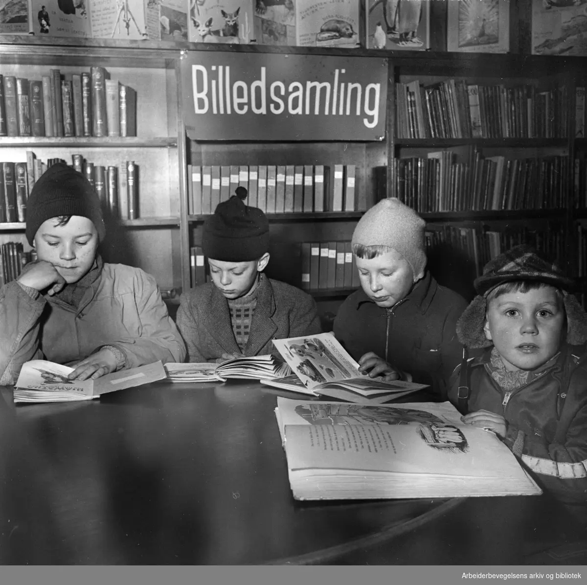 Deichmanske Bibliotek: Barneavdelingen. Interiør. .Januar 1954..