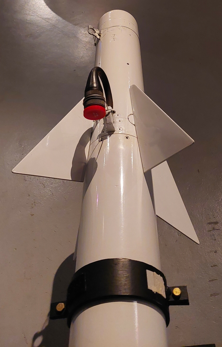 AIM-9B er et varmesøkende luft- til luft missil. Det har et søkehode som finner og låser på målets varmeutstråling.