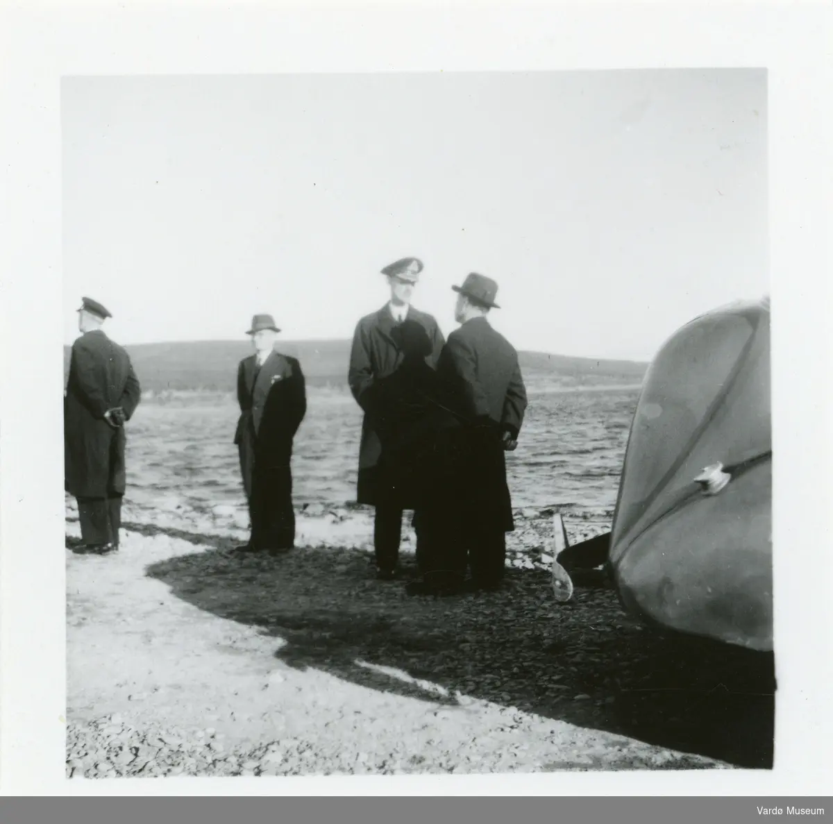 Kong Haakon VII besøker Finnmark i juli 1946. Kong Haakon i samtale med daværende fylkesmann i Finnmark, Hans Gabrielsen.