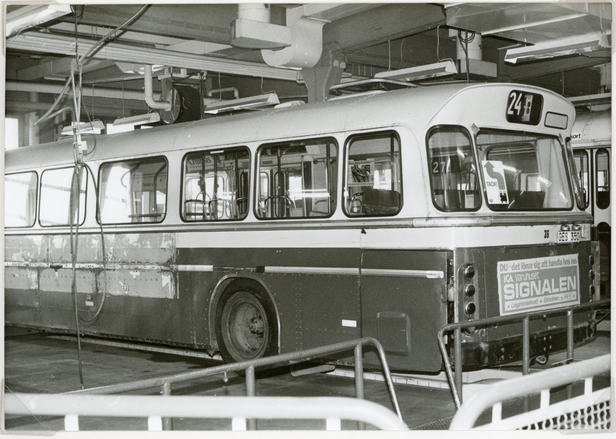 Buss 36 på väg att skrotas, Linköpingstrafiken år 1988.
Inv. nr 36, Reg. nr GES 350, Fabr. Scania, Typ CR 110, Årsm. 1970, Ch.nr 541315, S:a passagerare 79.