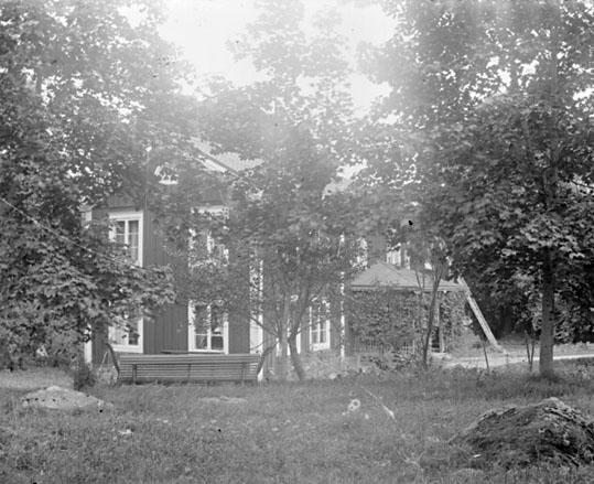 Manbyggnaden fotograferad från gaveln, Vretströmska gården, Västervåla.