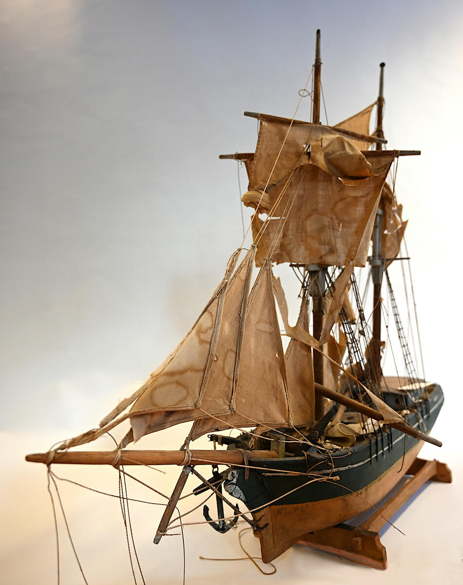 Fartygsmodell av segelfartyget "Elvira" s.k. "Hermafrodit". Fullriggad tvåmastare. Grönmålad med vit rand. 85 x 66 x 12 cm. 