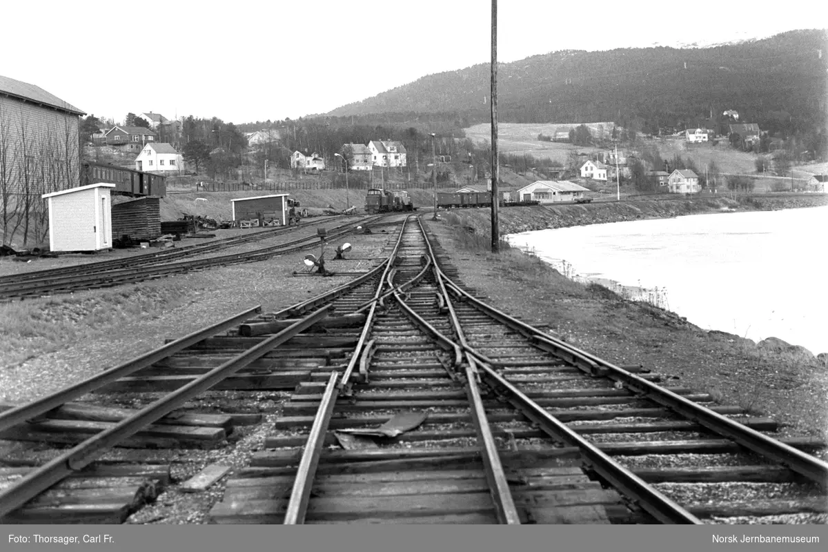 Finneid stasjon på Sulitjelmabanen tre måneder etter banens nedleggelse. I bakgrunnen utrangert materiell; diesellokomotivene ODIN (nærmest) og TYR, samt Statens Vegvesens lokomotiv