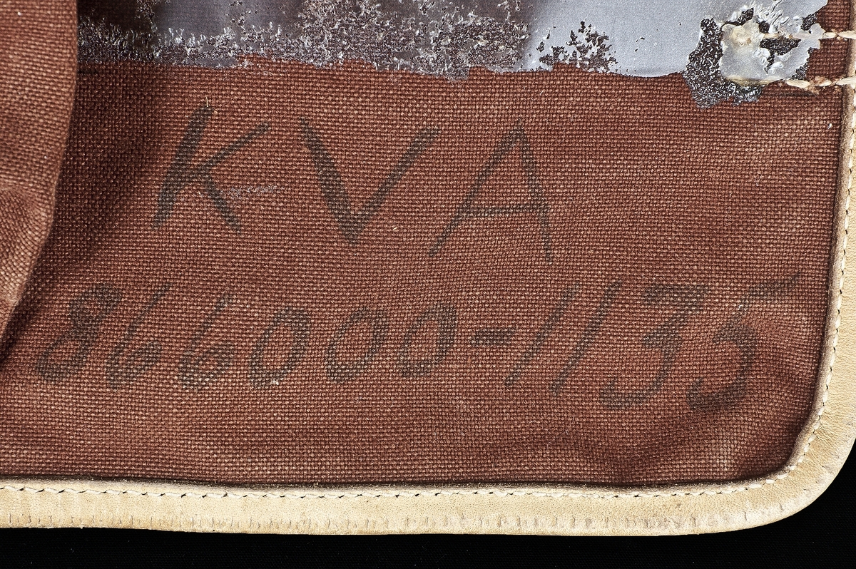 Brun väska med läderremmar. Tryck "Polisundersök". Märkt KVA och med org,nr: 866000-1135.