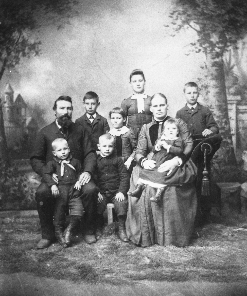 Bildet er av Johannes Haugen med familie. Han var son til Ole T. Røgnseiga og bror til Berit Brekkun(1843 - 1943) og Marit Nefstad(1854 - 1945).Johannes reiste til USA i 1866. Han hadde farm i Iowa, og fekk til saman 13 ungar.