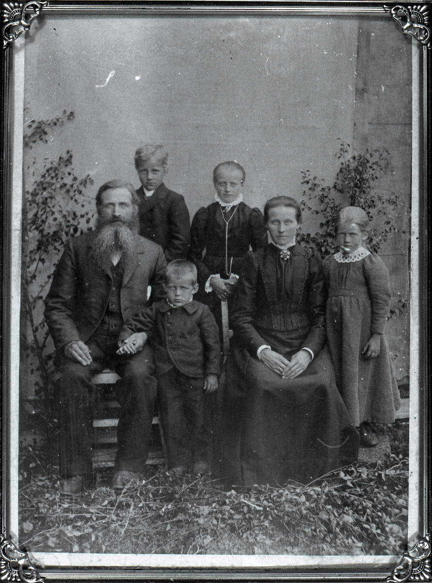 Bak frå venstre: Andris og Berthe Sæte. Framme frå venstre: Eivind, Andris, Marthe og Kari Sæte