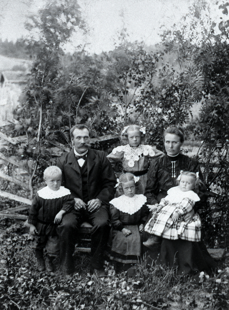 Endre og Marit Rogn med borna. Frå venstre: Nils, Kari og Marit. Bak står Ingrid.