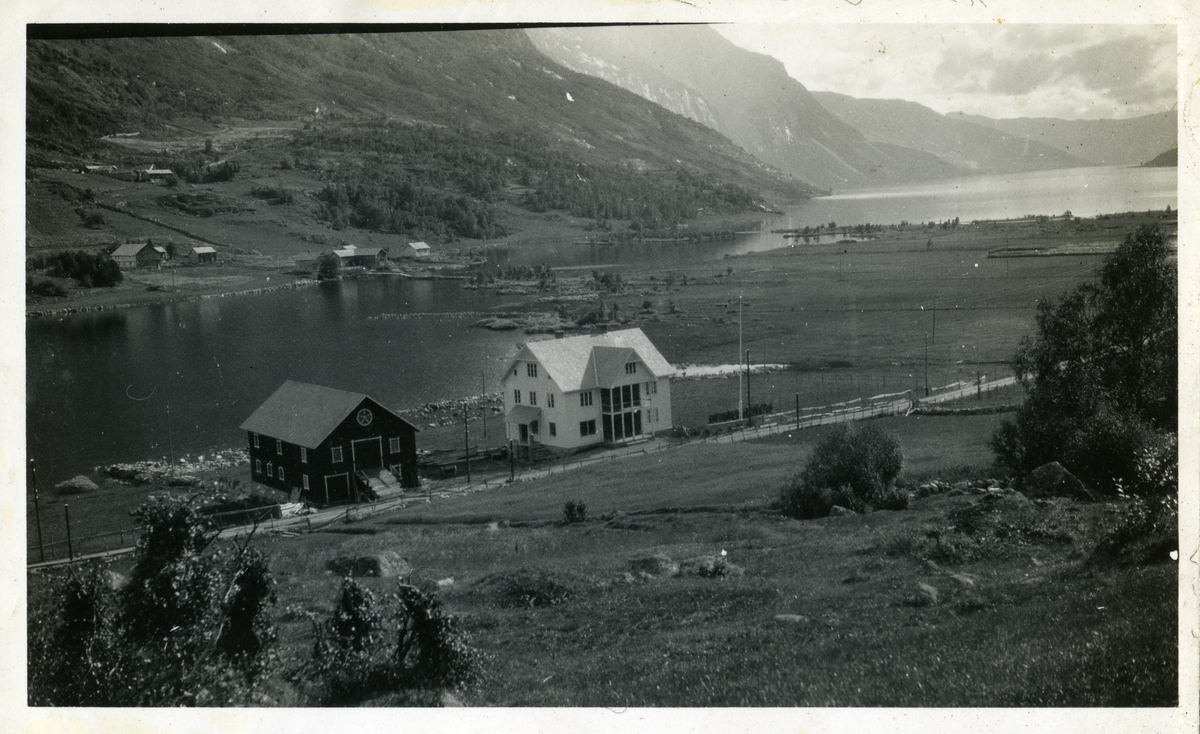 "Siste landhandel før fjellovergangen", Rosenvoll på Rosendal(Kjærstein) i Nerre Dalen. Lundefjorden til venstre i bakgrunnen og Vangsmjøsa til høgre i bakgrunnen