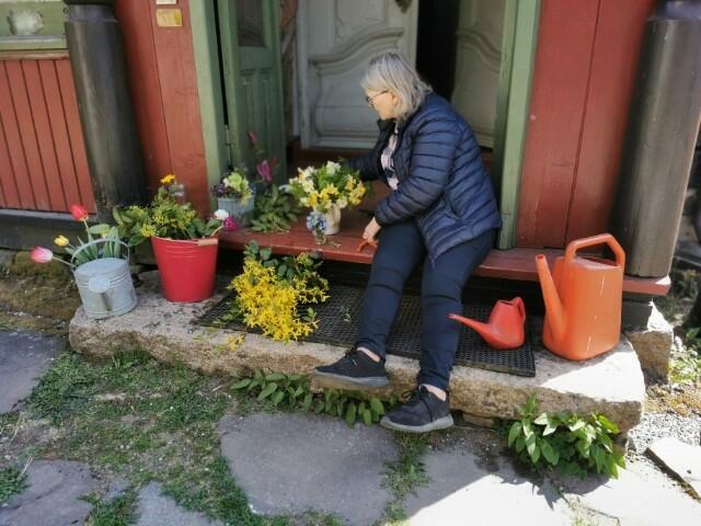 Marit ordner med blomster før 3D fotografering. (Foto/Photo)