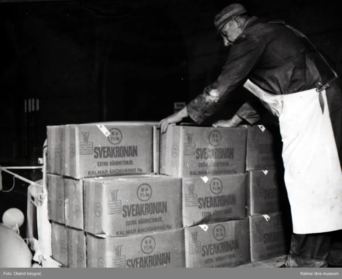 Man lastar packat mjöl på lastbil vid Kalmar Ångkvarn.