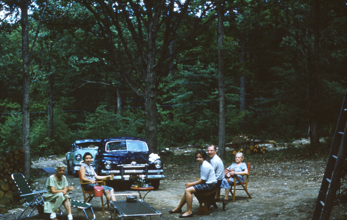Piknik med to biler campingmøbler