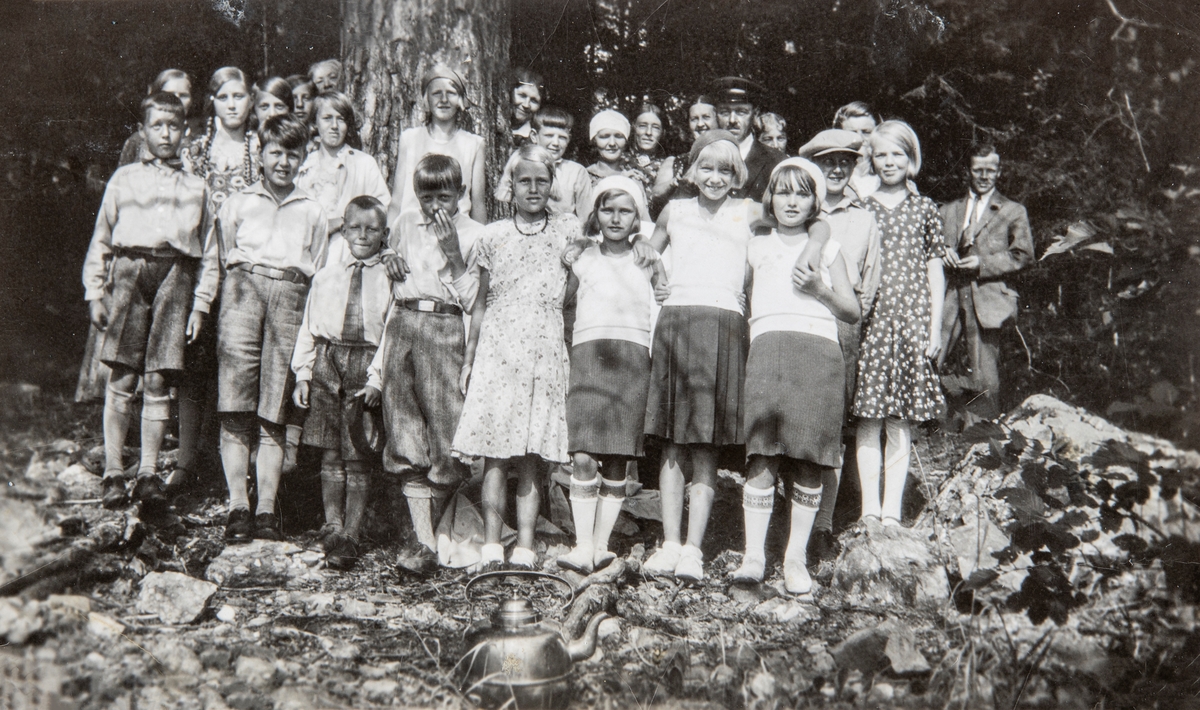Gruppe søndagsskole barn fra Espa tidlig på 1930-tallet.
Foran i første rekke fra venstre står Eva Elisenberg (1917) som nr 4, og hennes søster Nelly Elisenberg (1919) som nr 6. Resten ukjent.