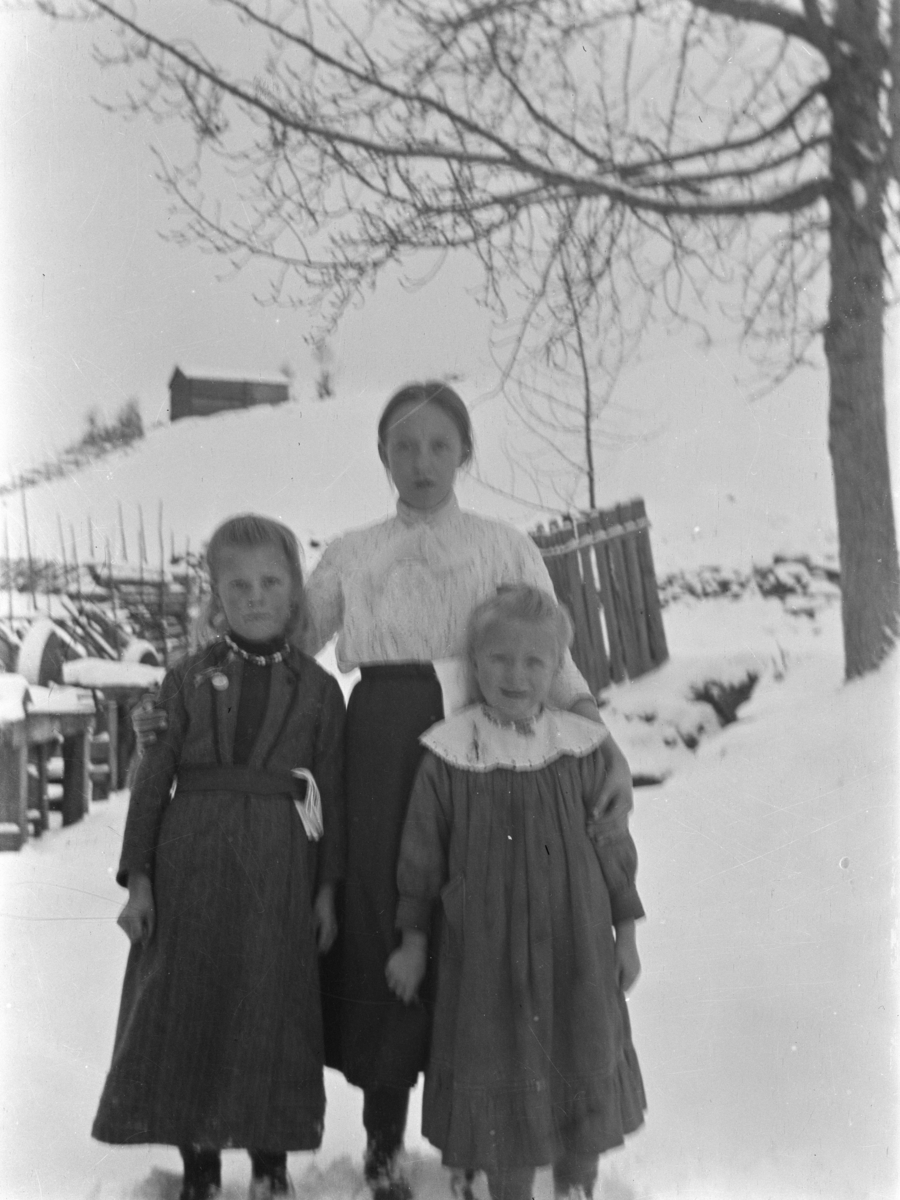 Gausdal, Svatsum, tre jenter på tunet ved Myklebø. Vinter. Den eldste er Margith Bakken og en av de andre er søstra Johanne