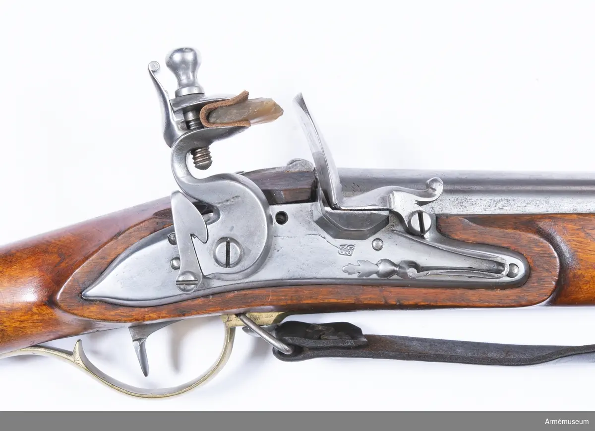 Gevär med flintlås, reparationsmodell 1815.
Låset märkt "CS", pipan märkt "AT PG S". Pipor från div äldre svenska gevär, som ändrats till likhet med 1815 års pipor. Lås från diverse äldre svenska och utländska gevär, som om så behövdes försetts med varhake. I övrigt som 1815 års gevär.