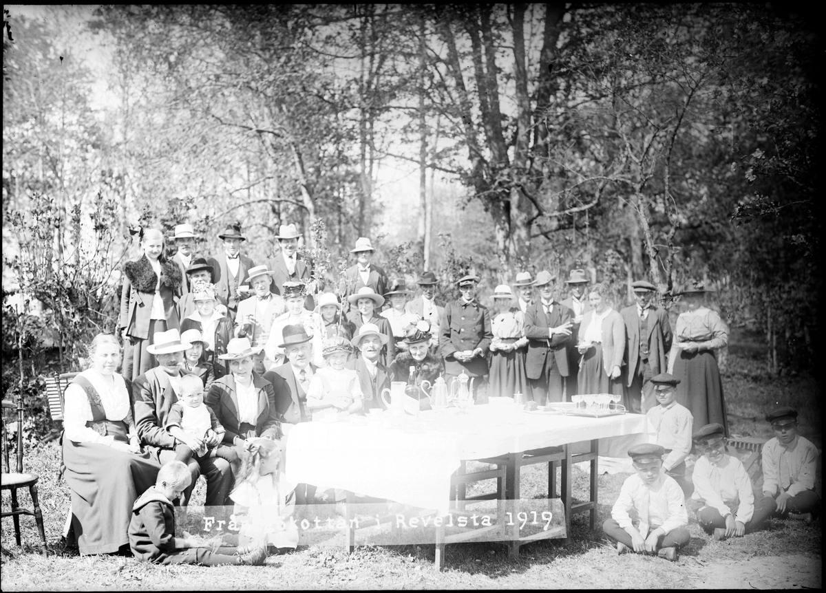"Samlad grupp av deltagare i gökottan vid Revelsta gård Altuna 29 maj 1919", Uppland