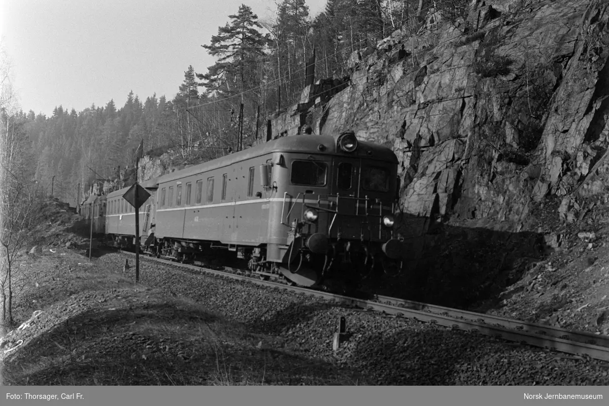 Persontog med motorvognsett type 68A med styrevogn BFS68A fremst i Lieråsen