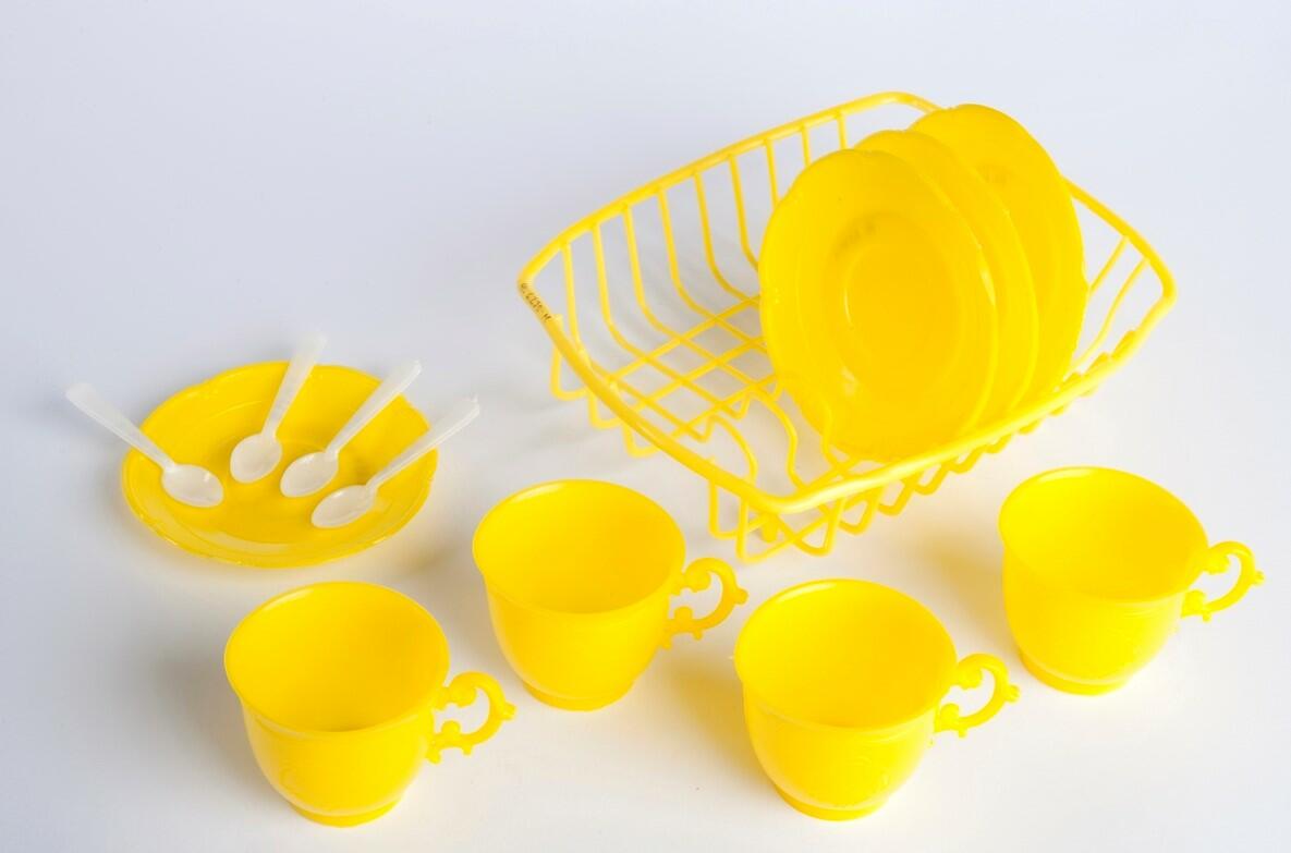Bilde av koppestell til barn i gult - det er laget av plast