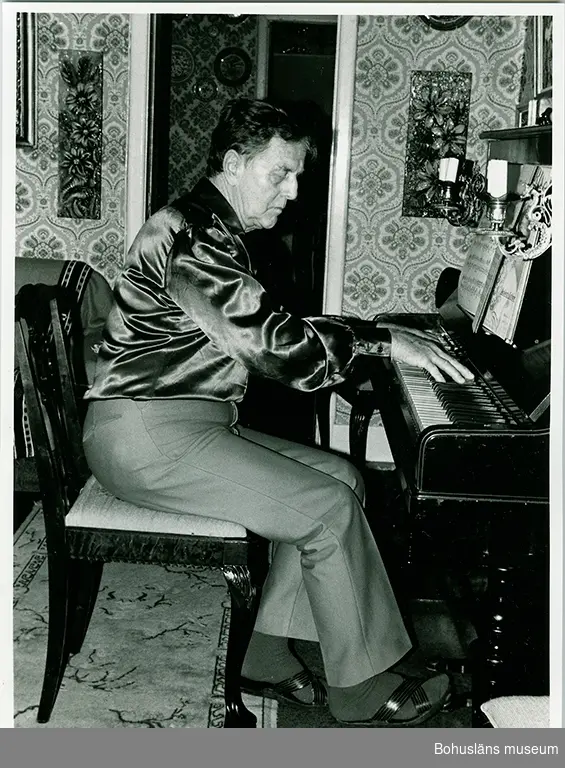 Allan Hellman vid pianot