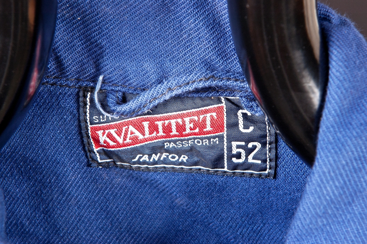 Skjortor och bussaronger av märket "Sanfor". Användes av de intagna i anstaltens arbetsdrift.