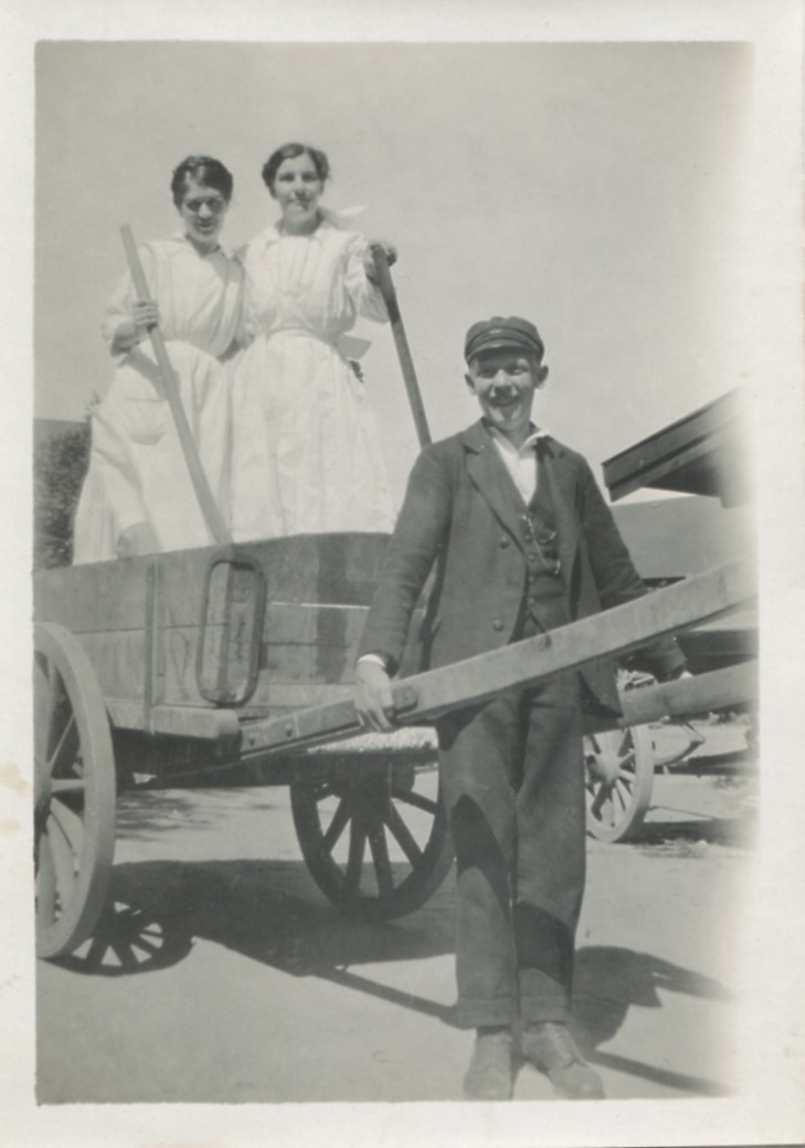 På droskan står de båda Hilda-töserna och kusken Gunnar står framför, cirka 1920. Bildtext från album: "Gunnar och bägge Hilda-töserna på Stretered." En av Hilda-töserna är Hilda Olsson (1887-1973, 1923 gift Sandberg). Hon arbetade som husa hos Håkan Jönsson som var rektor på Stretereds skolhem.