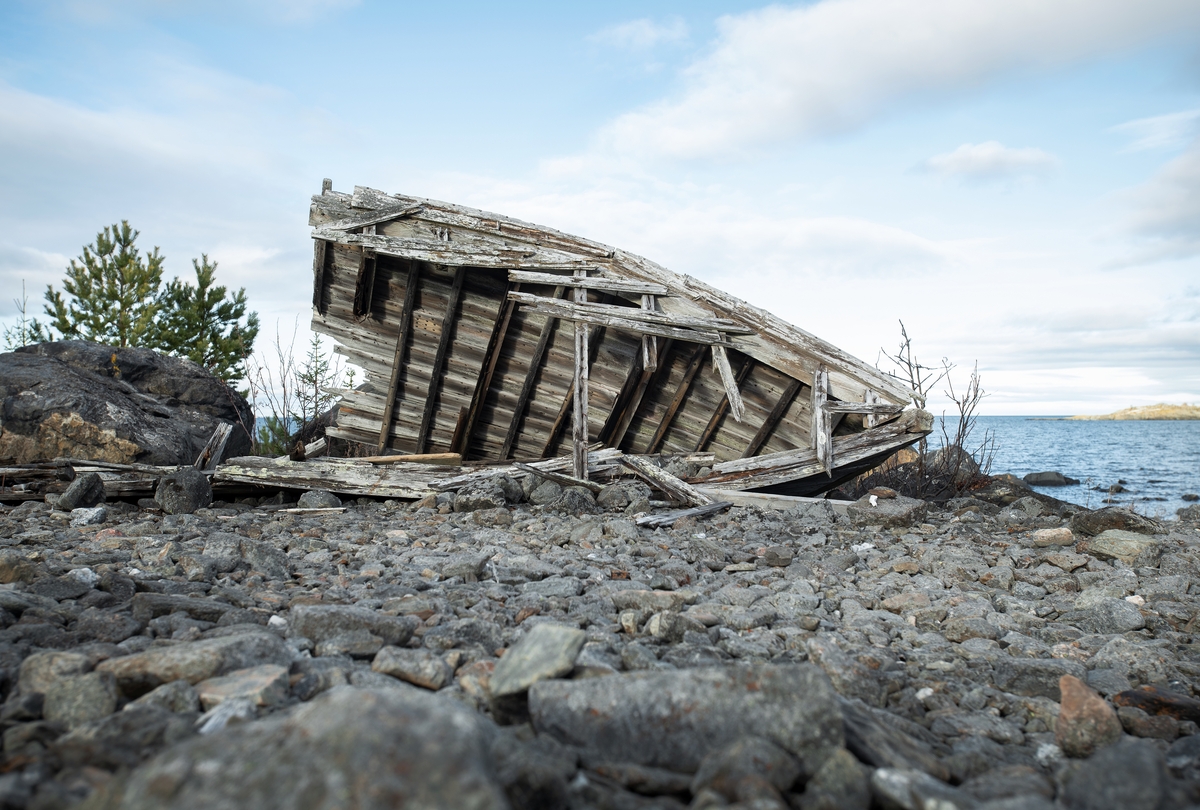 Vrak av estnisk eller finsk flyktbåt från andra världskriget på Synskär strand. 