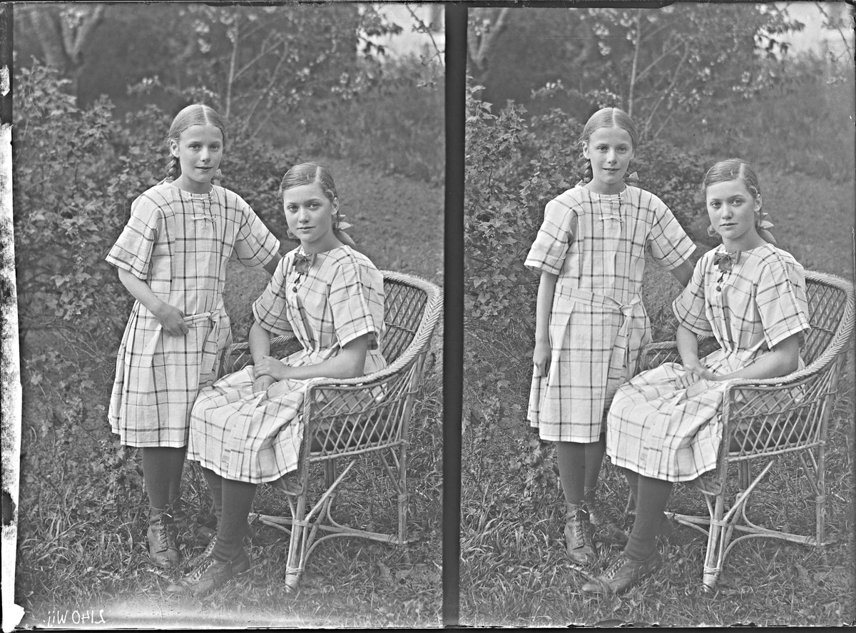Fotografering beställd av Ytterberg. Den ena flickan är sannolikt skomakardottern Aina Maria (1916-2005) bosatt på Ekensborg. Den andra är ej identifierad.