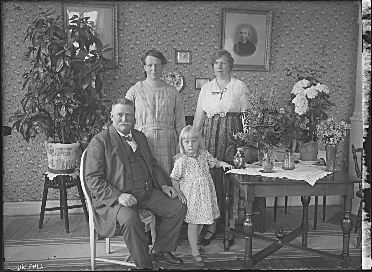 Fotografering beställd av Hansson. Föreställer sannolikt filaren Peter Hansson (1863-1933) med hans hustru Maria Matilda Hellström (1872-1954). De andra är ej identifierade.