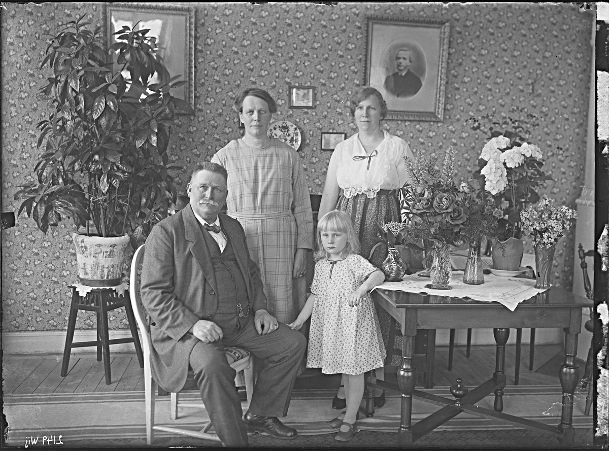 Fotografering beställd av Hansson. Föreställer sannolikt filaren Peter Hansson (1863-1933) med hans hustru Maria Matilda Hellström (1872-1954). De andra är ej identifierade.
