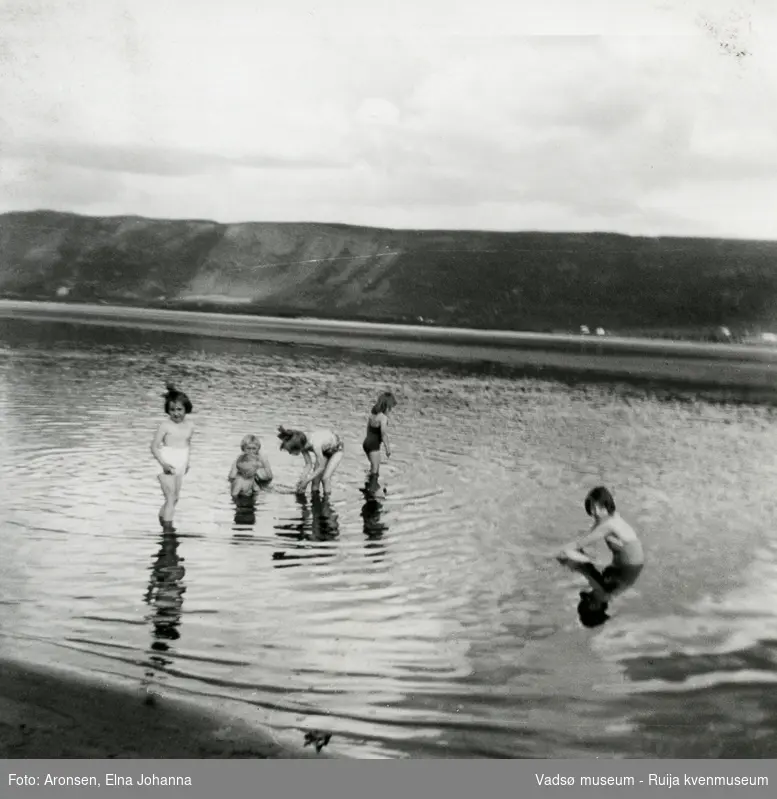 På ferie i Bonakas i Tana, 1966. Barn bader i Tanaelva. Joronn Aronsen til venstre og de andre er ukjente.