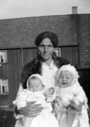 Jørand Skrettingland med dåpsbarna Arne og Liv Skrettingland