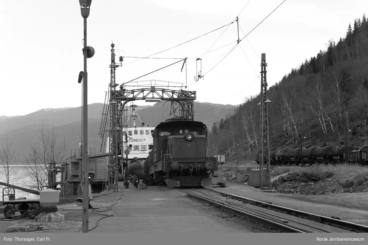 MF Storegut ved fergeleiet på Mæl stasjon. Rjukanbanens elektriske lokomotiv nr. 10 i forgrunnen