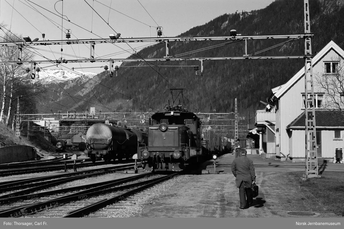 Rjukanbanens elektriske lokomotiv nr. 10 med godstog til Mæl på Rjukan stasjon