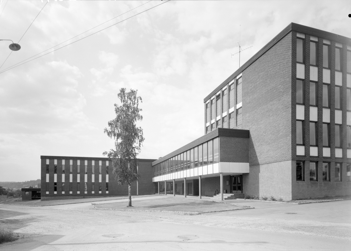 Arkitekturfoto av Skien Gymnas, nå Skien Videregående Skole.