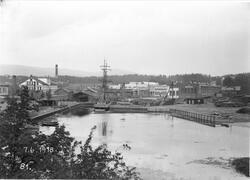 NEBB's fabrikk på Skøyen og Thunes havn, en tømmerlast ligge