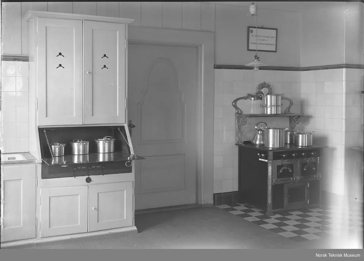Mønsterkjøkken med elektrisk komfyr og varmeskap på NEBB's jubileumsutstilling i 1914