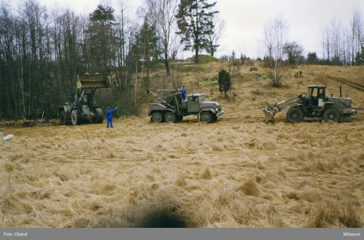 Bataljonsövning 2 på Infanteriets stridsskola. Bärgningsterrängbil 965 och Hjullastare Volvo BM L120.