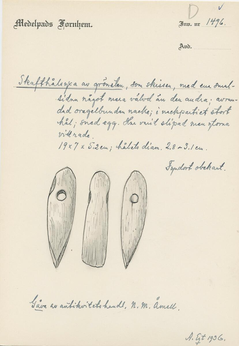 "Skafthålsya av grönsten, som skissen, med ena smalsidan något mera välvd än den andra avrundad oregelbunden nacke i nackpartiet stort hål sned egg har varit slipad men ytorna vittrade. - 19 x 7 x 5,2 cm. Hålets diam. 2,8- 3,1 cm. - Givare: Åmell, Nils Magnus, antikvitetshandlare, Härnösand." (skiss) (ur lappkatalogen, Arvid Enqvist 1936)

Fyndort: "Fyndort ej närmare angiven." (liggaren)

