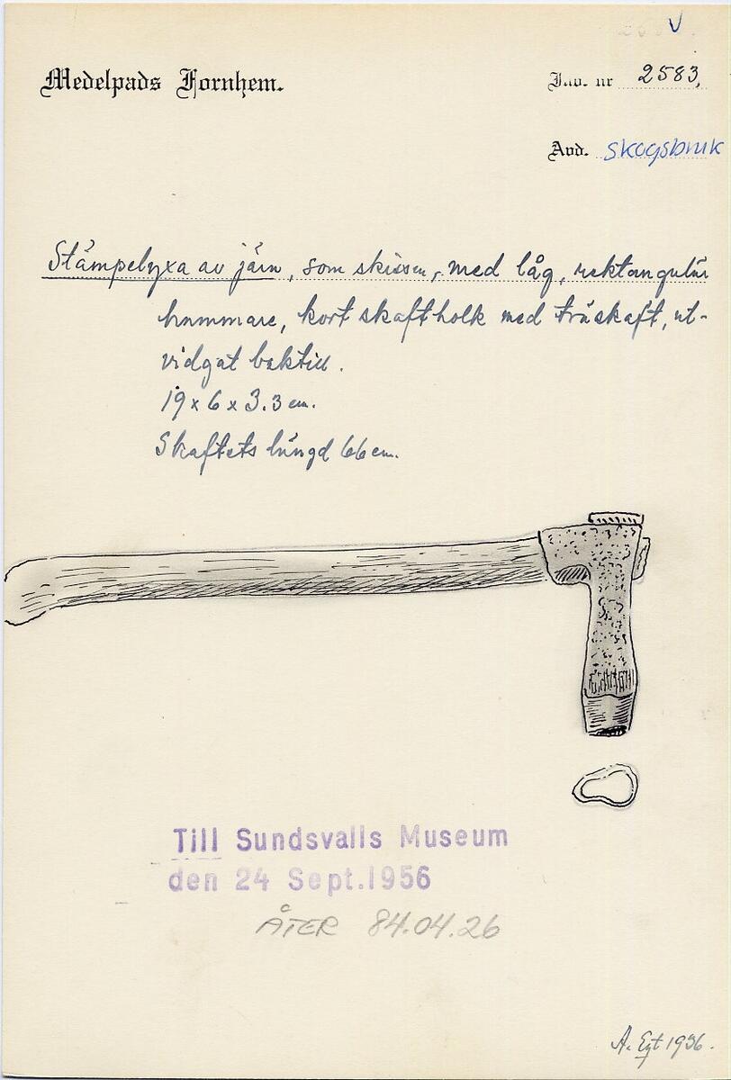 "Stämpelyxa av järn, som skissen, med låg, rektangulär hammare, kort skaftholk med träskaft, utvidgat baktill. - 19 x 6 x 3,3 cm. Skaftets längd 66 cm. - " (skiss) (ur lappkatalogen, Arvid Enqvist 1936)

